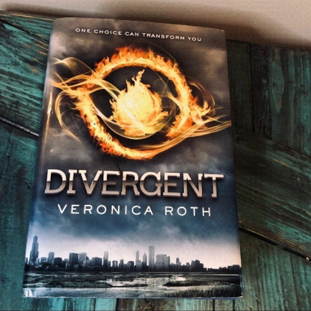 4/$2o Divergent by Veronica Roth